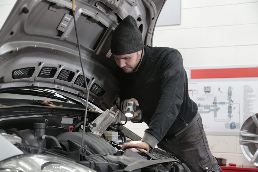 Waarom naar een autogarage gaan en niet zelf sleutelen?