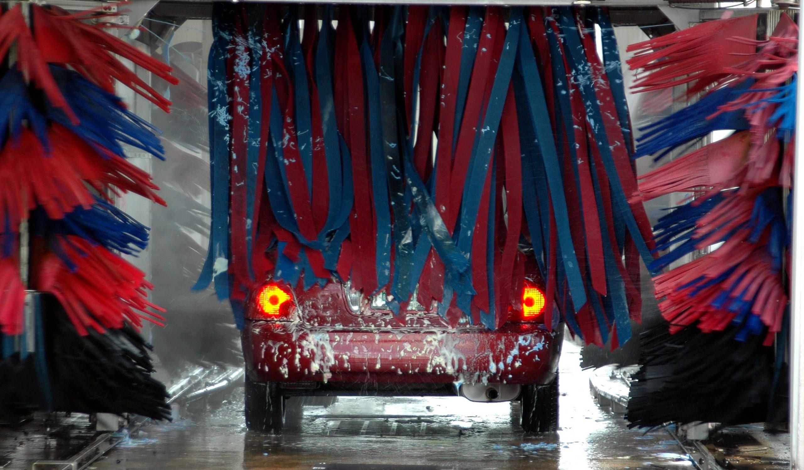De eerste keer naar een autowasstraat: Een avontuurlijke reiniging